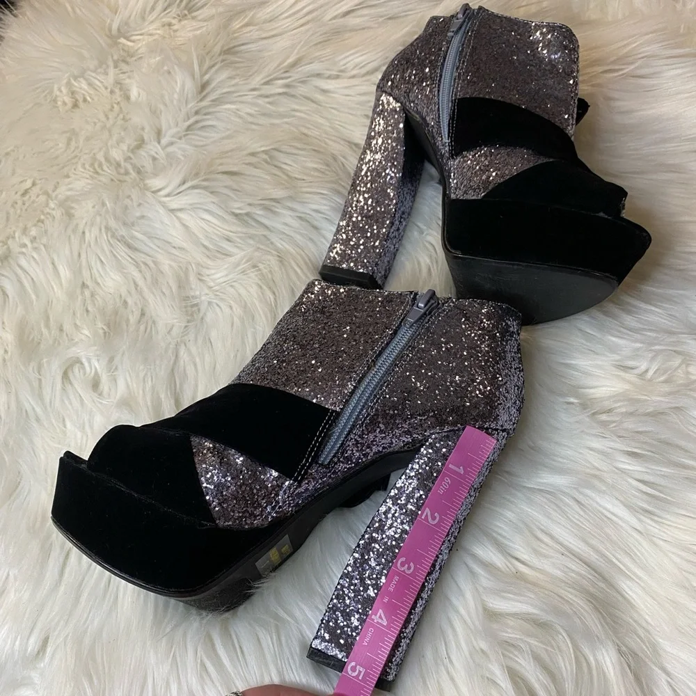 Charlotte Russe size 6 black & silver new year’s heels